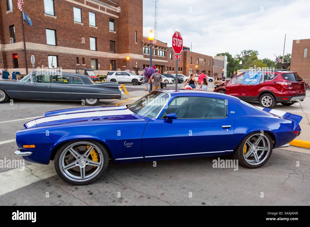 Una Chevrolet Camaro LT blu in mostra ad una mostra di auto nel centro di Auburn, Indiana, Stati Uniti. Foto Stock