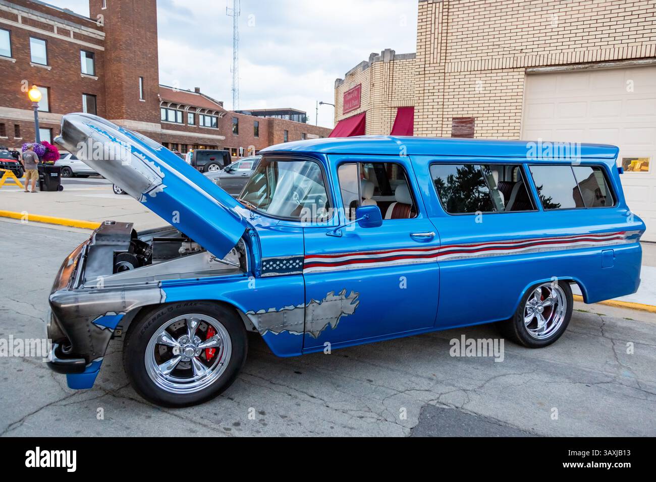 Una Chevrolet Suburban blu personalizzata del 1963 in mostra ad una mostra di auto nel centro di Auburn, Indiana, Stati Uniti. Foto Stock