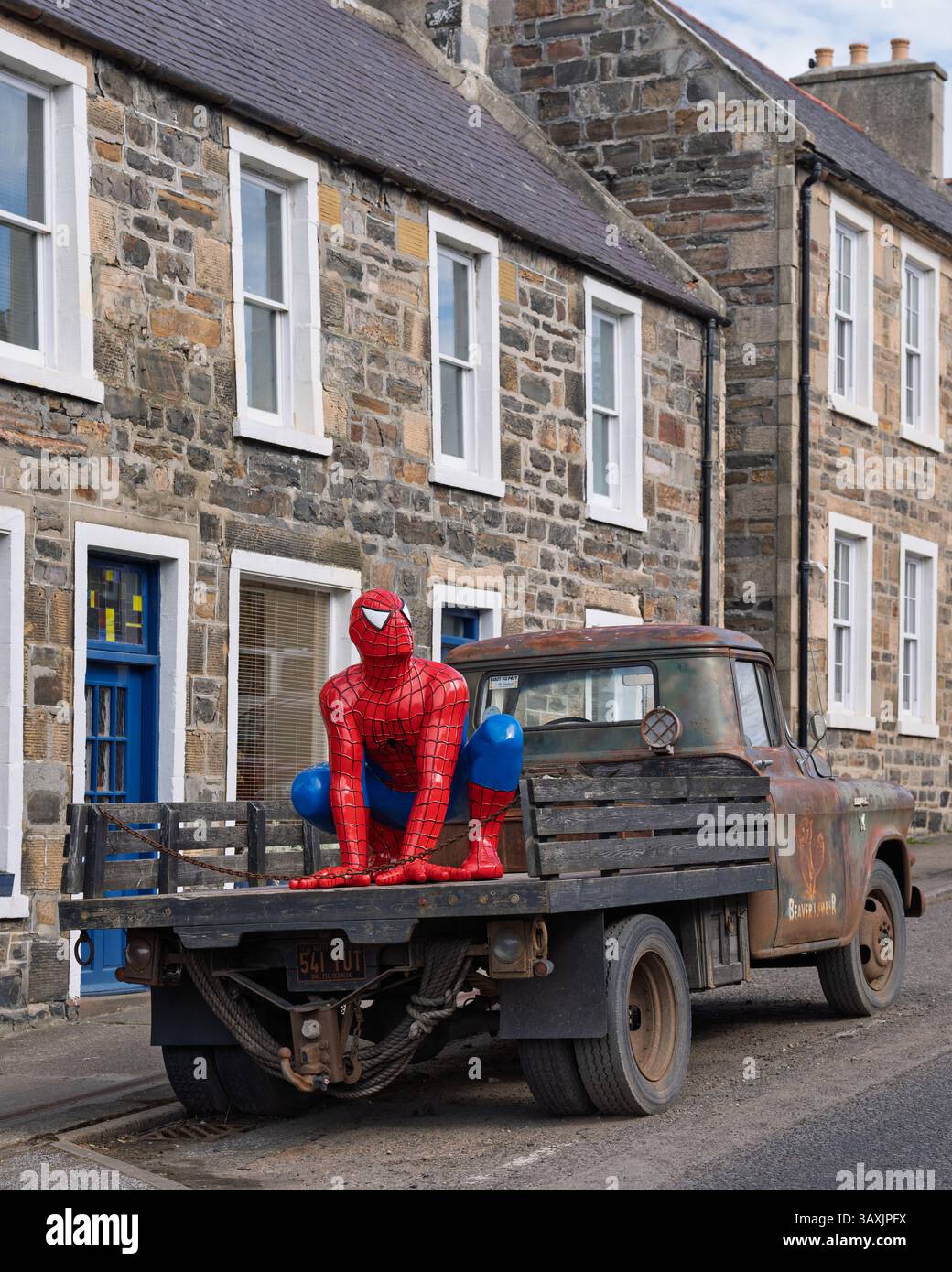 20 aprile 2025. Seafield Street (A98), Cullen, Moray, Scozia. Questo è Spider-man sul retro del camion Beaver Lumber parcheggiato nella strada principale del Foto Stock