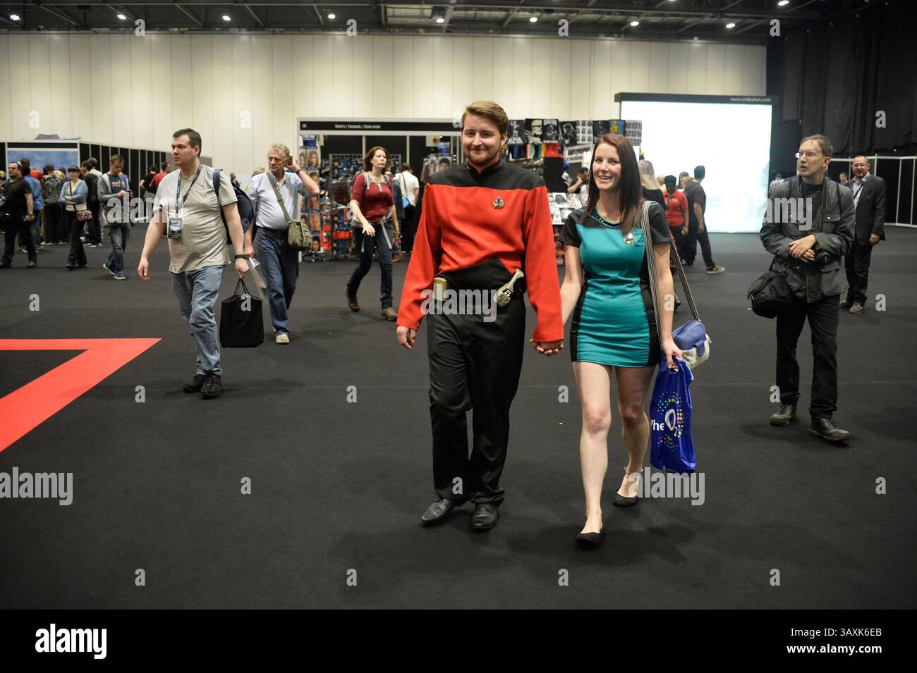 I fan di Star Trek vestono i panni dei personaggi della serie al "Destination Star Trek London", nel centro Excel, che celebra Star Trek in ciascuna delle sue incarnazioni. Foto Stock