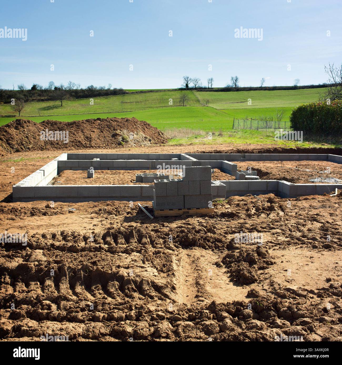 Costruzione di una nuova base per la casa con blocchi e fasi di preparazione. Puy de Dome. Auvergne, Rodano Alpes. Francia Foto Stock