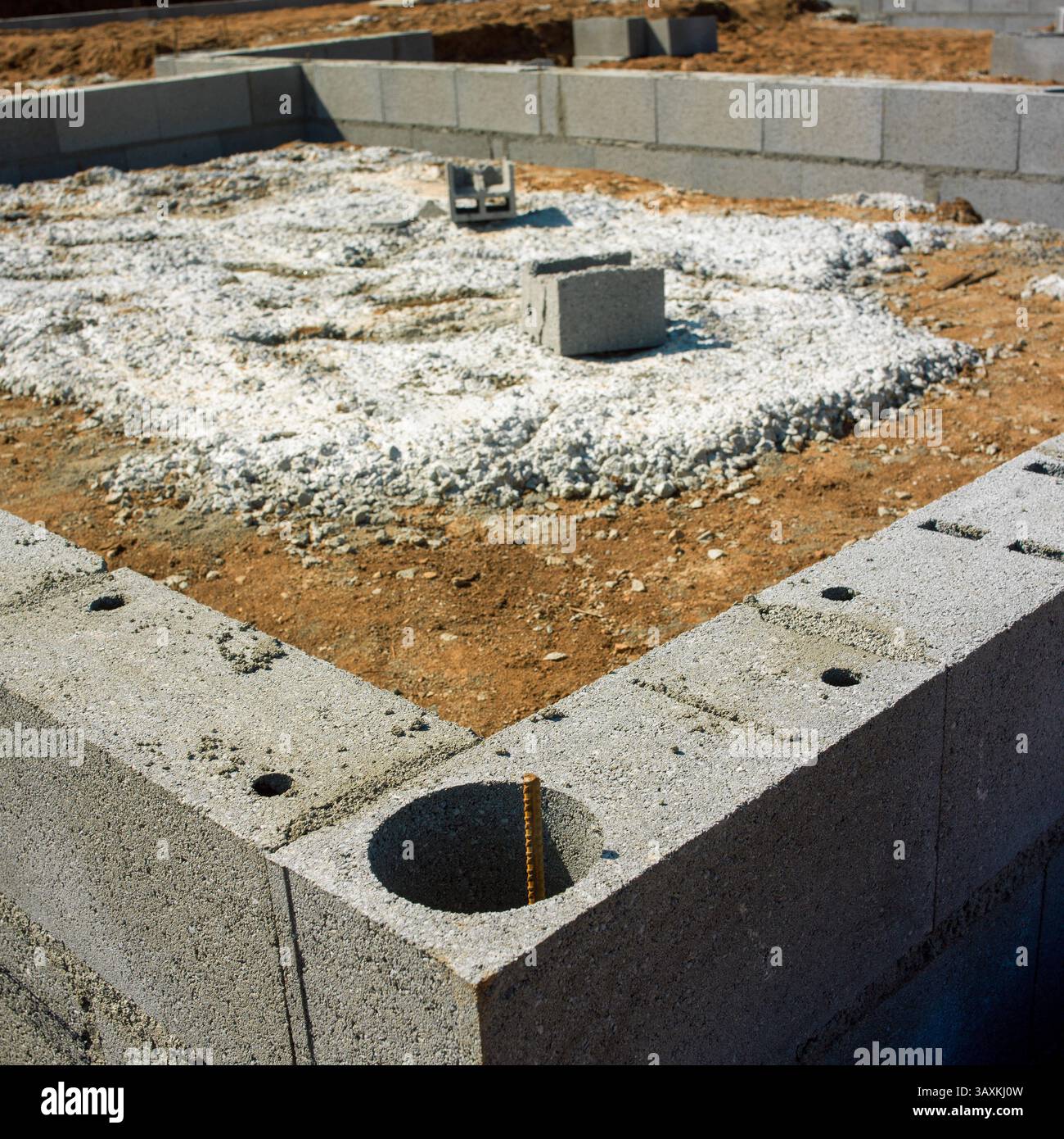 Costruzione di una nuova base per la casa con blocchi e fasi di preparazione. Puy de Dome. Auvergne, Rodano Alpes. Francia Foto Stock