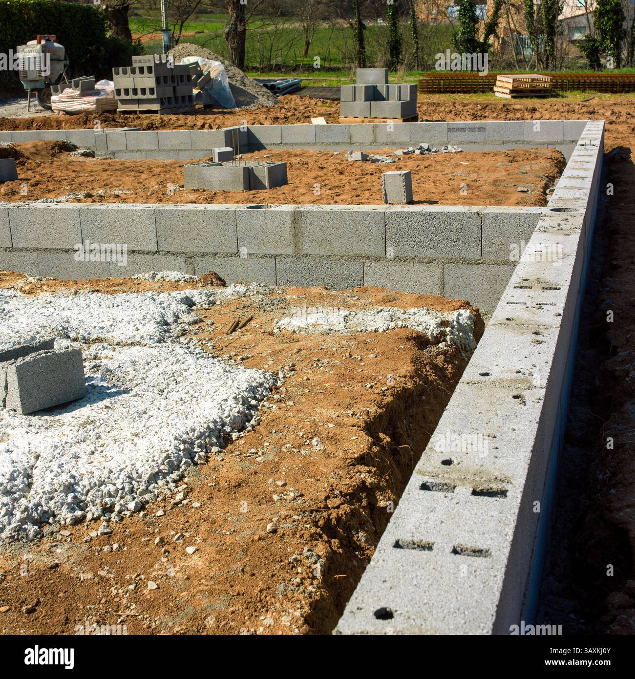 Costruzione di una nuova base per la casa con blocchi e fasi di preparazione. Puy de Dome. Auvergne, Rodano Alpes. Francia Foto Stock