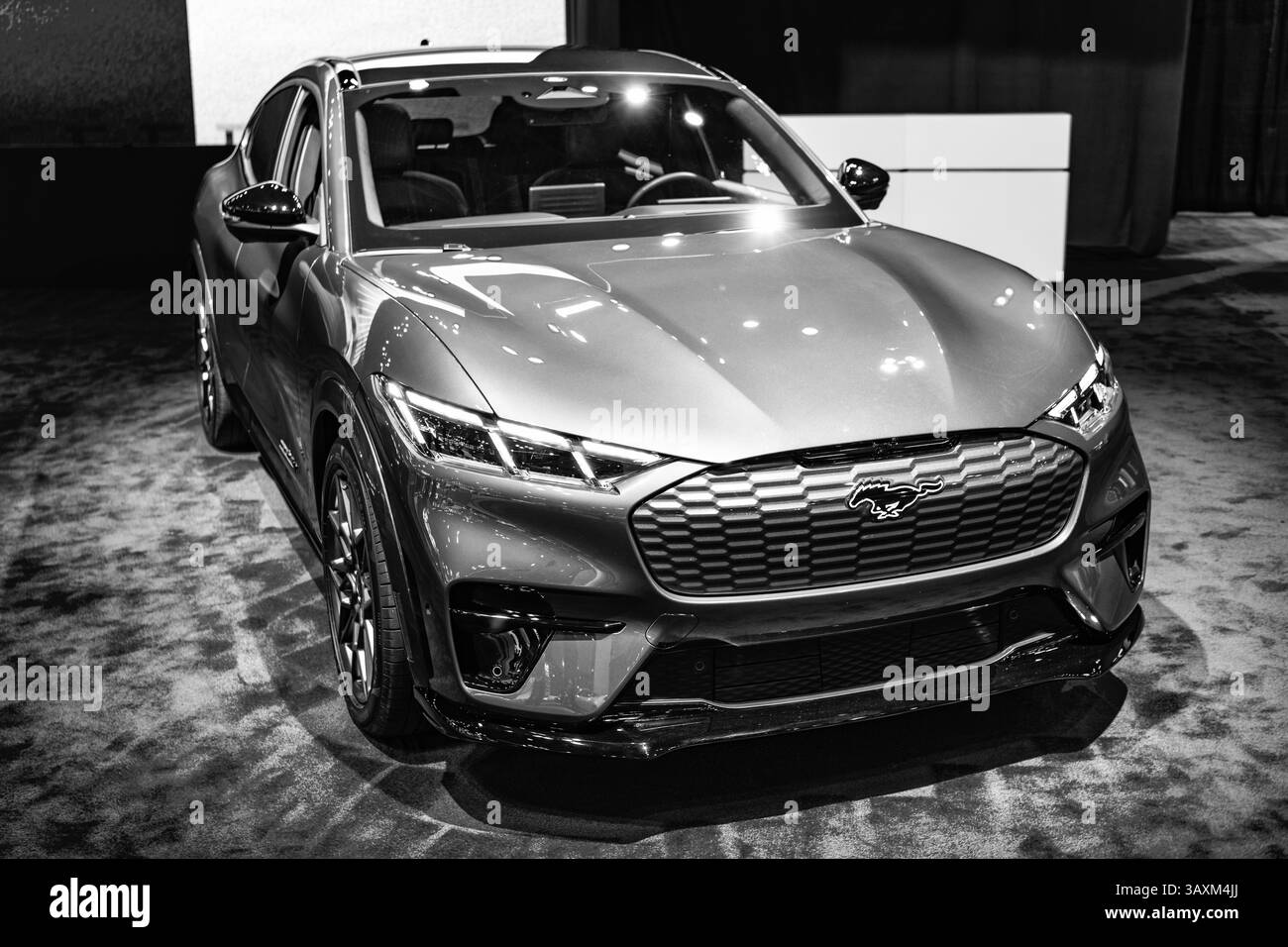 New York City, USA - 27 marzo 2024: 2024 Ford Mustang Mach-e GT crossover Electric Vehicle al New York International Auto Show, vista angolare Foto Stock