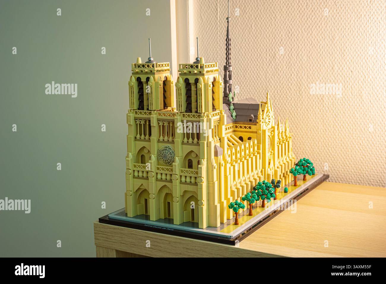 Modello in scala di Notre-Dame de Paris realizzato in mattoni LEGO Foto Stock