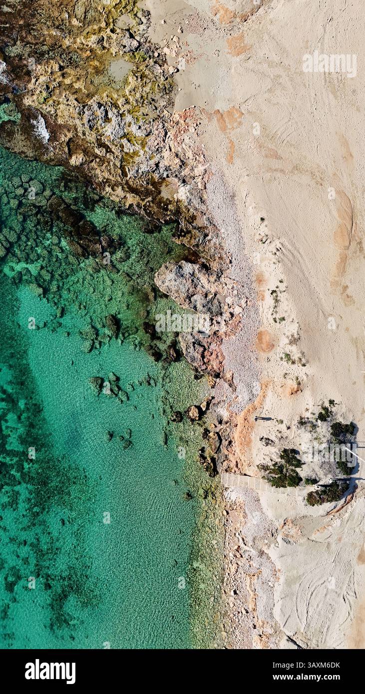 Vista dall'alto della spiaggia di sabbia con acque turchesi cristalline Foto Stock