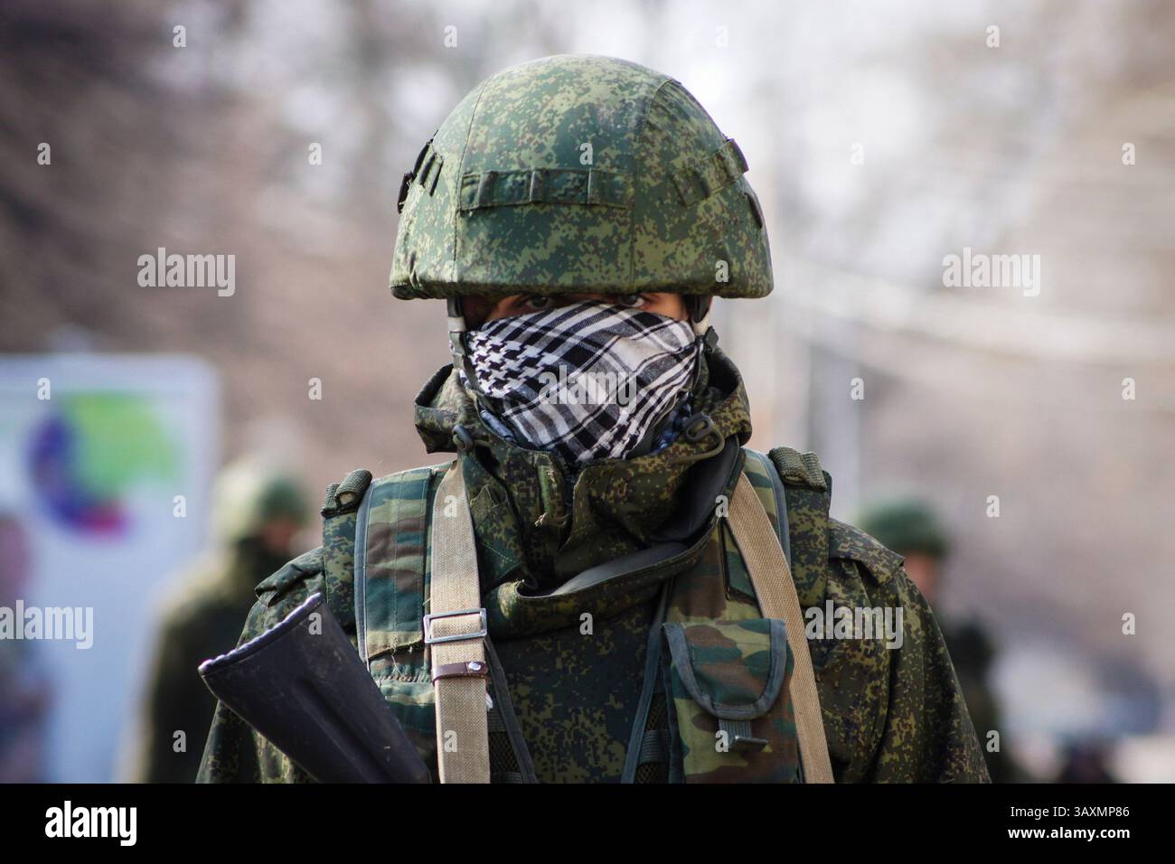 1 marzo 2014 - Simferopol, Ucraina - uno degli uomini armati in uniformi dell'esercito russo, ma con la faccia coperta e senza strisce. Nel cordone attorno al parlamento della repubblica. (Immagine di credito: © Andrey Borodulin via ZUMA Wire) Foto Stock