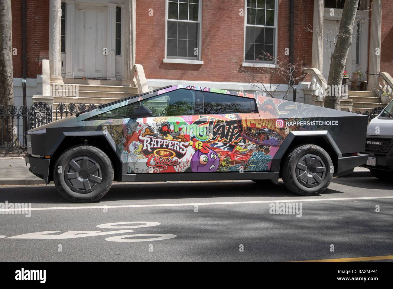 Un camion cibernetico Teslla nero parcheggiato appena fuori dal Washington Square Park sul Smoke-in 420 pot. Ha l'arte e le marcature dei rapper First Choice. Foto Stock