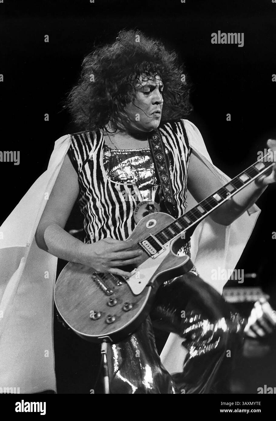 Marc Bolan. Foto pubblicitaria del cantante e chitarrista con il gruppo rock, T-Rex, Marc Bolan (nato Mark Feld; 1947-1977) sul palco nel 1973 Foto Stock