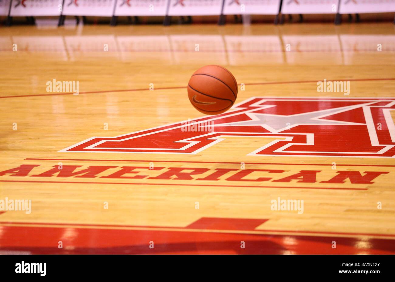24 gennaio 2017: Il logo dell'American Athletic Conference all'Hofheinz Pavillion prima dell'inizio della partita di pallacanestro maschile NCAA tra i Tulane Green Wave e gli Houston Cougars all'Hofheinz Pavilion di Houston, Texas. John Glaser/CSM (immagine di credito: &Copy; John Glaser/CSM tramite cavo ZUMA) Foto Stock