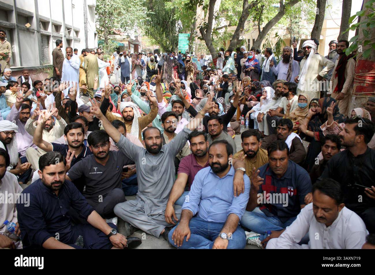I membri della Grand Health Alliance (GHA) stanno tenendo una manifestazione di protesta contro la privatizzazione di ospedali, unità sanitarie di base e centri sanitari rurali, fuori Segretario Primary Health Office Birdwood Road a Lahore lunedì 21 aprile 2025. Foto Stock