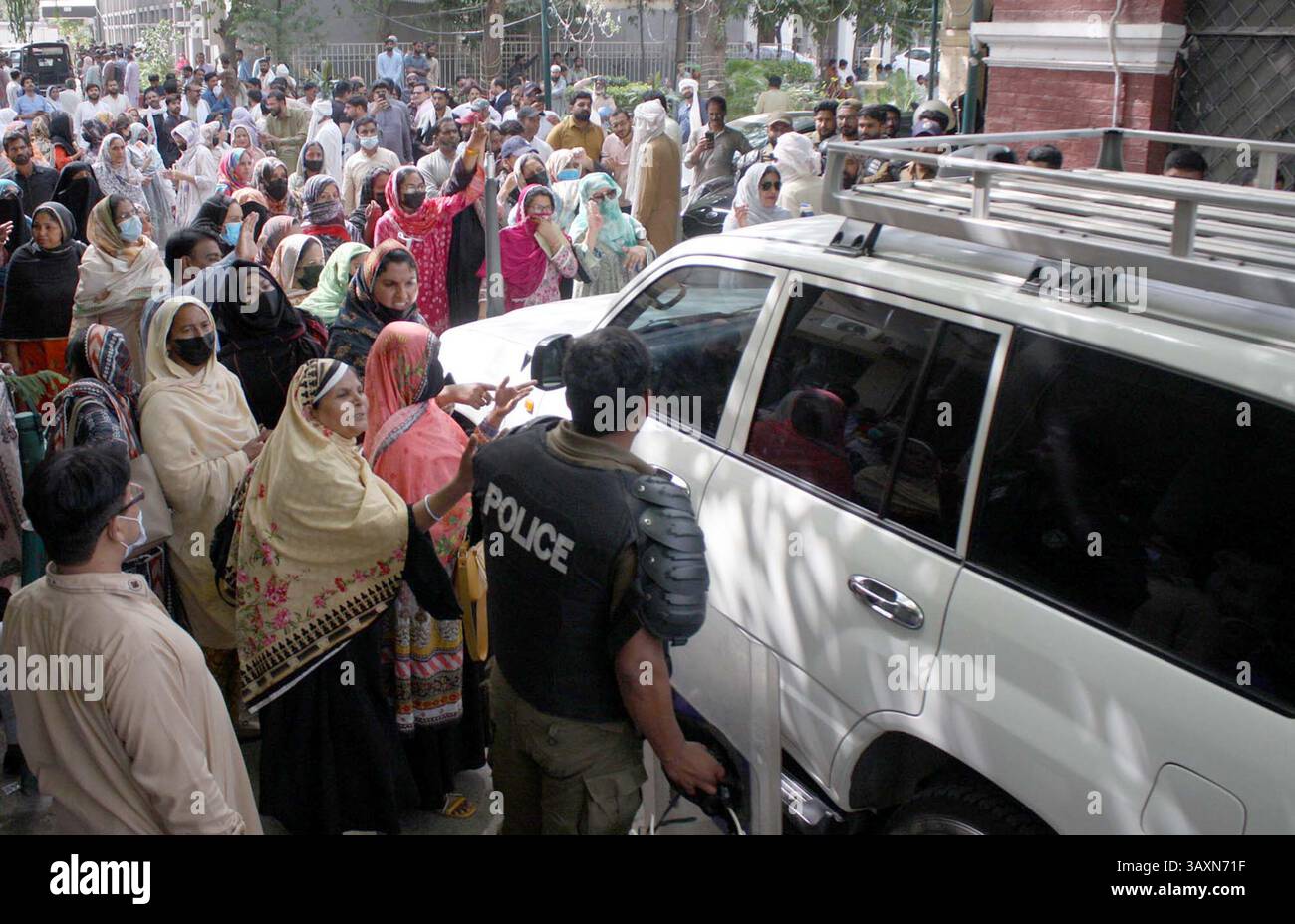 I membri della Grand Health Alliance (GHA) stanno tenendo una manifestazione di protesta contro la privatizzazione di ospedali, unità sanitarie di base e centri sanitari rurali, fuori Segretario Primary Health Office Birdwood Road a Lahore lunedì 21 aprile 2025. Foto Stock