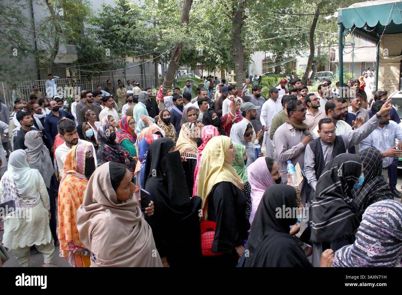I membri della Grand Health Alliance (GHA) stanno tenendo una manifestazione di protesta contro la privatizzazione di ospedali, unità sanitarie di base e centri sanitari rurali, fuori Segretario Primary Health Office Birdwood Road a Lahore lunedì 21 aprile 2025. Foto Stock