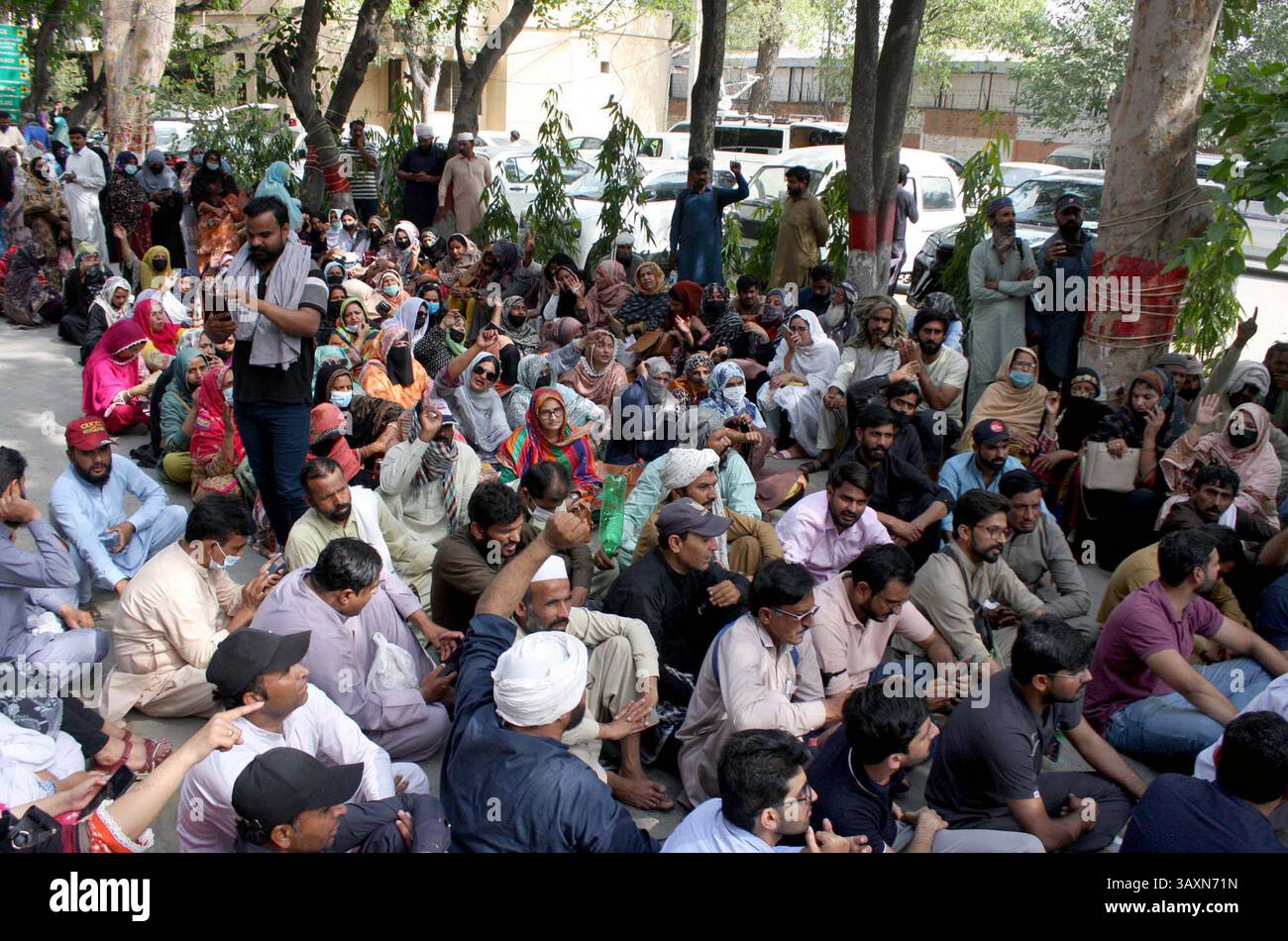 I membri della Grand Health Alliance (GHA) stanno tenendo una manifestazione di protesta contro la privatizzazione di ospedali, unità sanitarie di base e centri sanitari rurali, fuori Segretario Primary Health Office Birdwood Road a Lahore lunedì 21 aprile 2025. Foto Stock