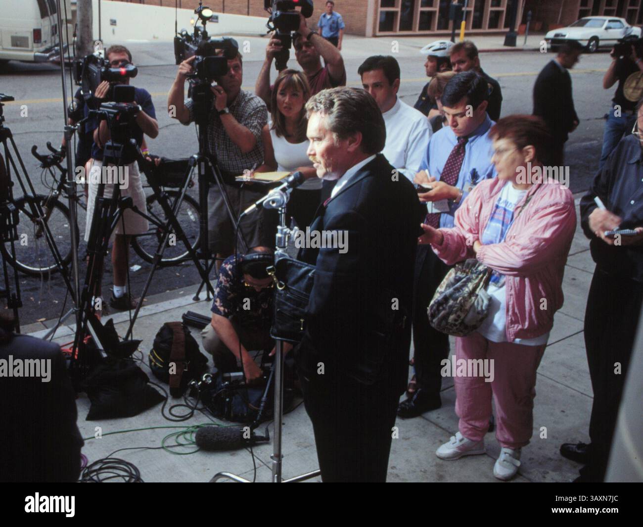 24 settembre 1999; Los Angeles, California, Stati Uniti; LA PI Pete Peterson dice che l'assassino di JonBenet Ramsey e' "Babbo Natale" Bill McReynolds & moglie. In piedi sulla strada di fronte a un hotel DI LOS ANGELES circondato da mezzi di comunicazione. Rivelerà perché crede che "Babbo Natale" l'abbia fatto in pochi giorni. (Immagine di credito: © Jonathan Alcorn/ZUMA Wire/ZUMAPRESS.com) Foto Stock