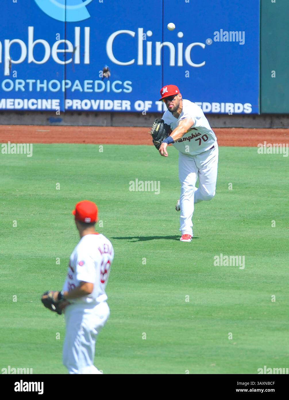 10 luglio 2016: Nick Martini (70) tira verso la seconda base durante il quinto inning di una partita di baseball della MiLB tra i Round Rock Express e i Memphis Redbirds all'AutoZone Park di Memphis, Tennessee. Memphis ha vinto 6-5. Austin McAfee/CSM(immagine di credito: &Copy; Austin McAfee/Cal Sport Media via ZUMA Wire) Foto Stock