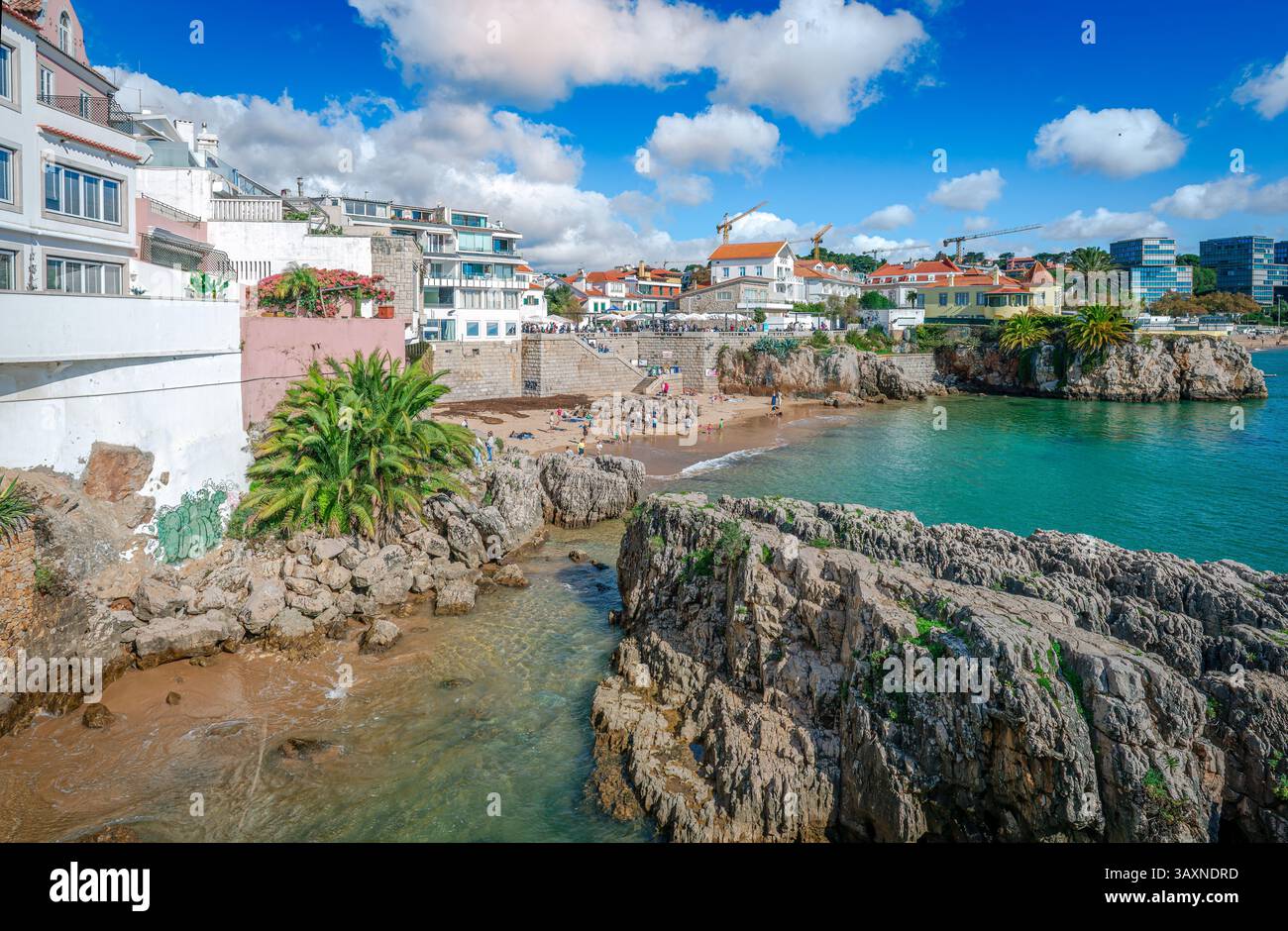 Antica e moderna residenza affacciata sul mare a Cascais, nella Riviera portoghese, Portogallo. Praia da Rainha è sullo sfondo. Foto Stock