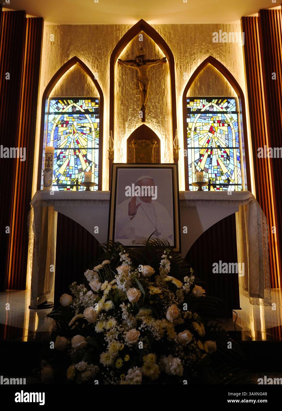 GYE CARDINAL CABRERA POPE FFANCISCO Guayaquil, lunedì 21 aprile 2025 a Guayaquil, il cardinale Luis Cabrera ha tenuto una conferenza stampa sulla morte di Papa Francesco, anche questa cappella con l'immagine del santo padre è eretta Monsenor Cabrera, sarebbe un postulante per diventare Papa foto CÃ sar Munoz API Guayaquil Guayaquil Guayaquil Guayas Ecuador REL GCAYE RDALCAYE RDALCAF2FANCISCO Guayaquil Copaya692FANCISCO Guayaquil xCÃ Foto Stock