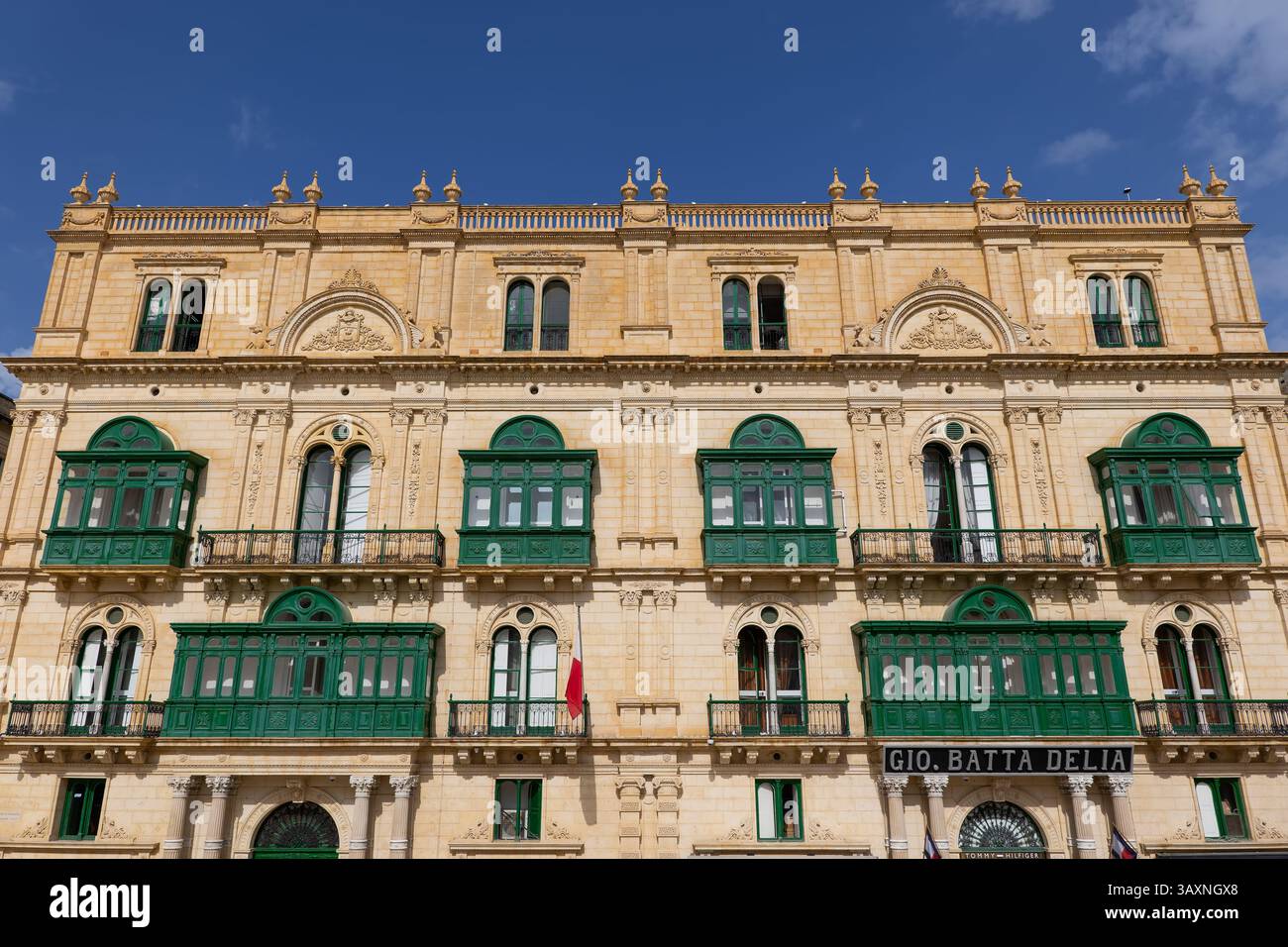 La Valletta, Malta - 9 ottobre 2019: Palazzo Ferreria del 1876, architettura gotica veneziana con elementi tradizionali maltesi, Landmar della città Foto Stock