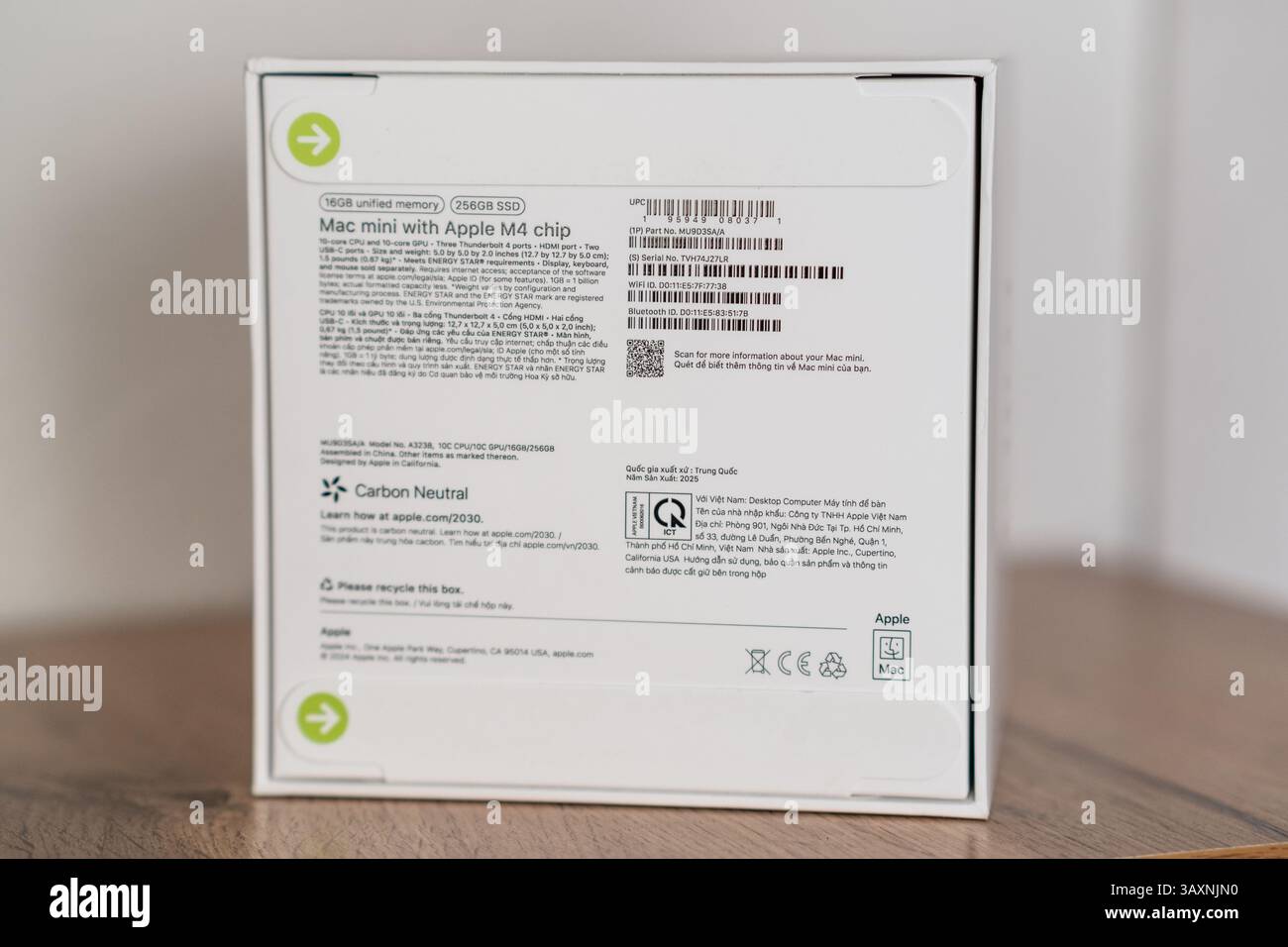 Primo piano di Mac mini M4 "in box". Confezione dei prodotti elegante e moderna Foto Stock