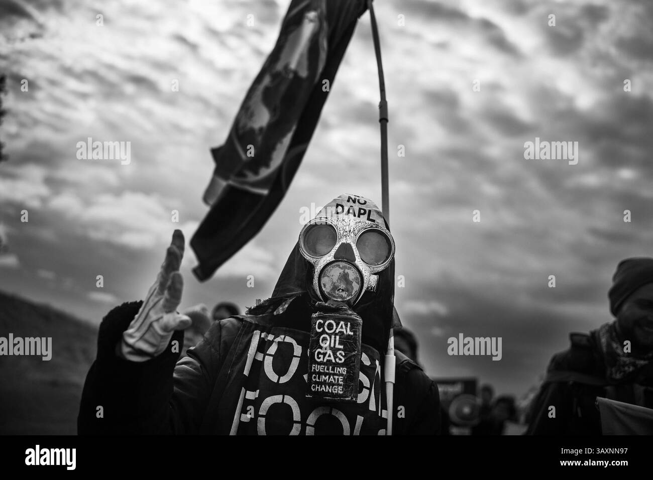 13 settembre 2016 - Standing Rock, North Dakota, Stati Uniti - ambientalisti come BERNIE ZABEL e nativi uniscono le forze per marciare verso il luogo dove le tombe erano disturbate, secondo i leader della riserva di Standing Rock. Un paio di centinaia di manifestanti si sono Uniti per offrire tabacco e preghiere nel cantiere dove i nativi sostengono che le tombe sono state profanate. (Immagine di credito: © Richard Tsong-Taatarii/zReportage.com via cavo ZUMA) Foto Stock