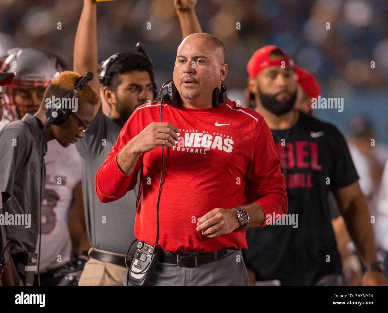 10 settembre 2016 Pasadena, CA...l'allenatore dell'UNLV Tony Sanchez cerca di attirare l'attenzione degli arbitri durante la partita tra i Rebels dell'UNLV e gli UCLA Bruins di sabato 10 settembre 2016 al Rose Bowl di Pasadena, California. L'UCLA ha sconfitto l'UNLV 42-21. (Credito obbligatorio: Juan Lainez / MarinMedia.org / Cal Sport Media) (fotografo completo e credito richiesto) (immagine di credito: &Copy; Juan Lainez / Marinmedia. Org / C/Cal Sport Media tramite cavo ZUMA) Foto Stock