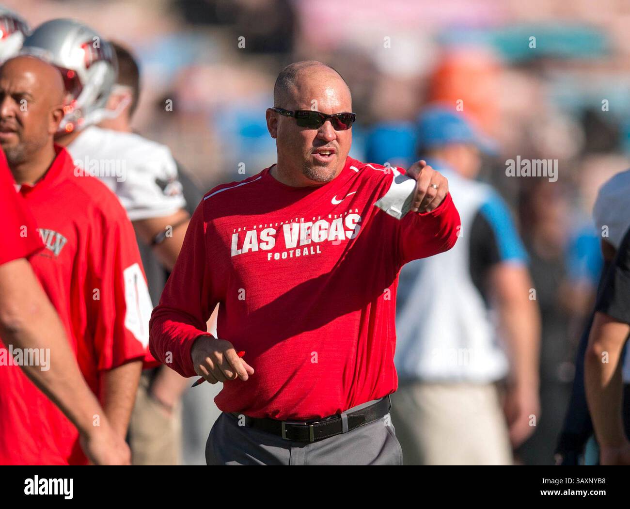 10 settembre 2016 Pasadena, CA...il capo-allenatore dell'UNLV Tony Sanchez ha dato istruzioni prima della partita tra i ribelli dell'UNLV e gli UCLA Bruins sabato 10 settembre 2016 al Rose Bowl di Pasadena, California. L'UCLA ha sconfitto l'UNLV 42-21. (Credito obbligatorio: Juan Lainez / MarinMedia.org / Cal Sport Media) (fotografo completo e credito richiesto) (immagine di credito: &Copy; Juan Lainez / Marinmedia. Org / C/Cal Sport Media tramite cavo ZUMA) Foto Stock