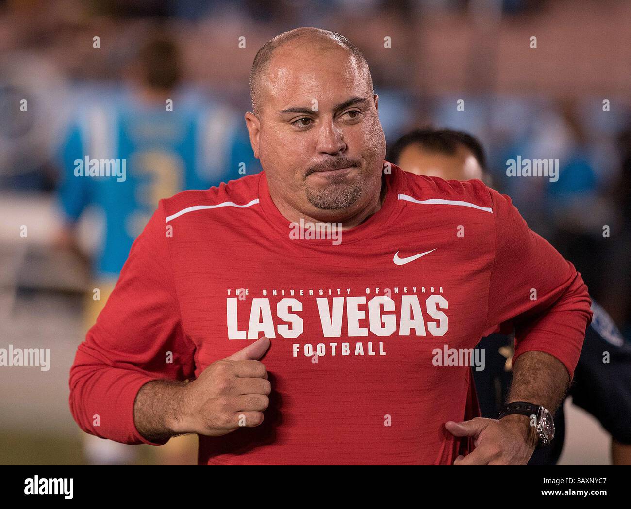 10 settembre 2016 Pasadena, CA...l'allenatore dell'UNLV Tony Sanchez scappa dal campo dopo la partita tra i ribelli dell'UNLV e gli UCLA Bruins di sabato 10 settembre 2016 al Rose Bowl di Pasadena, California. L'UCLA ha sconfitto l'UNLV 42-21. (Credito obbligatorio: Juan Lainez / MarinMedia.org / Cal Sport Media) (fotografo completo e credito richiesto) (immagine di credito: &Copy; Juan Lainez / Marinmedia. Org / C/Cal Sport Media tramite cavo ZUMA) Foto Stock