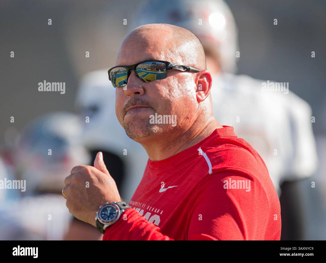 10 settembre 2016 Pasadena, CA...il capo-allenatore dell'UNLV Tony Sanchez osserva la sua squadra prima della partita tra l'UNLV Rebels e l'UCLA Bruins sabato 10 settembre 2016 al Rose Bowl di Pasadena, California. L'UCLA ha sconfitto l'UNLV 42-21. (Credito obbligatorio: Juan Lainez / MarinMedia.org / Cal Sport Media) (fotografo completo e credito richiesto) (immagine di credito: &Copy; Juan Lainez / Marinmedia. Org / C/Cal Sport Media tramite cavo ZUMA) Foto Stock