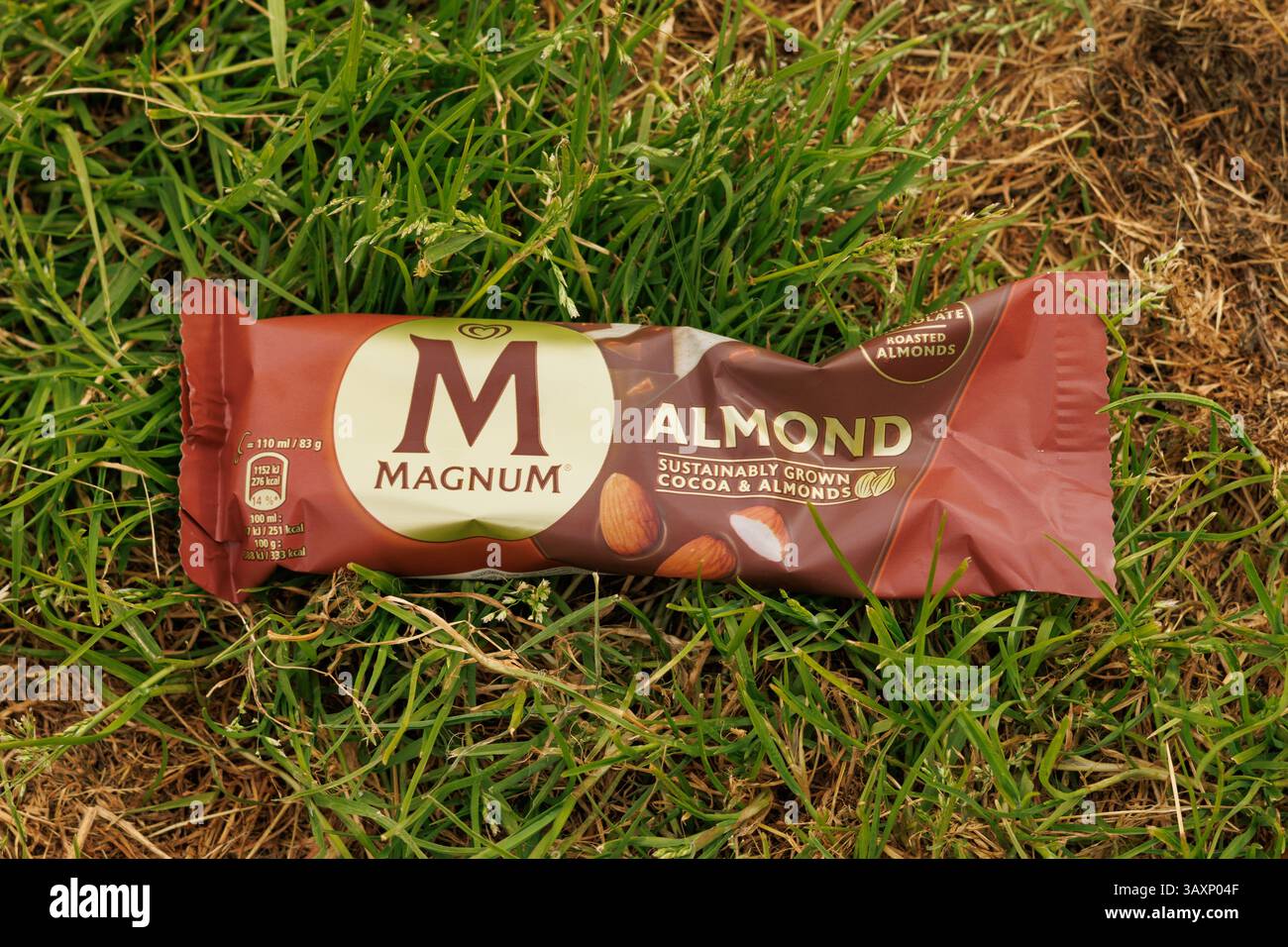 Gelato Magnum con il suo involucro sull'erba Foto Stock