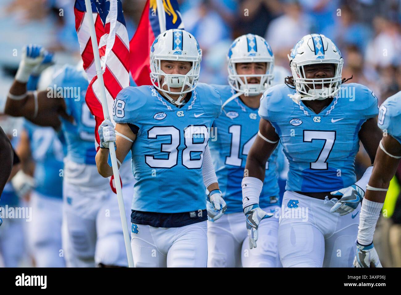 La squadra dell'UNC entra in campo durante la partita di football del college NCAA tra i Pittsburgh Panthers e la University of North Carolina Tar Heels sabato 24 settembre 2016 al Kenan Memorial Stadium di Chapel Hill, North Carolina. Jacob Kupferman/CSM(immagine di credito: &Copy; Jacob Kupferman/Cal Sport Media via cavo ZUMA) Foto Stock