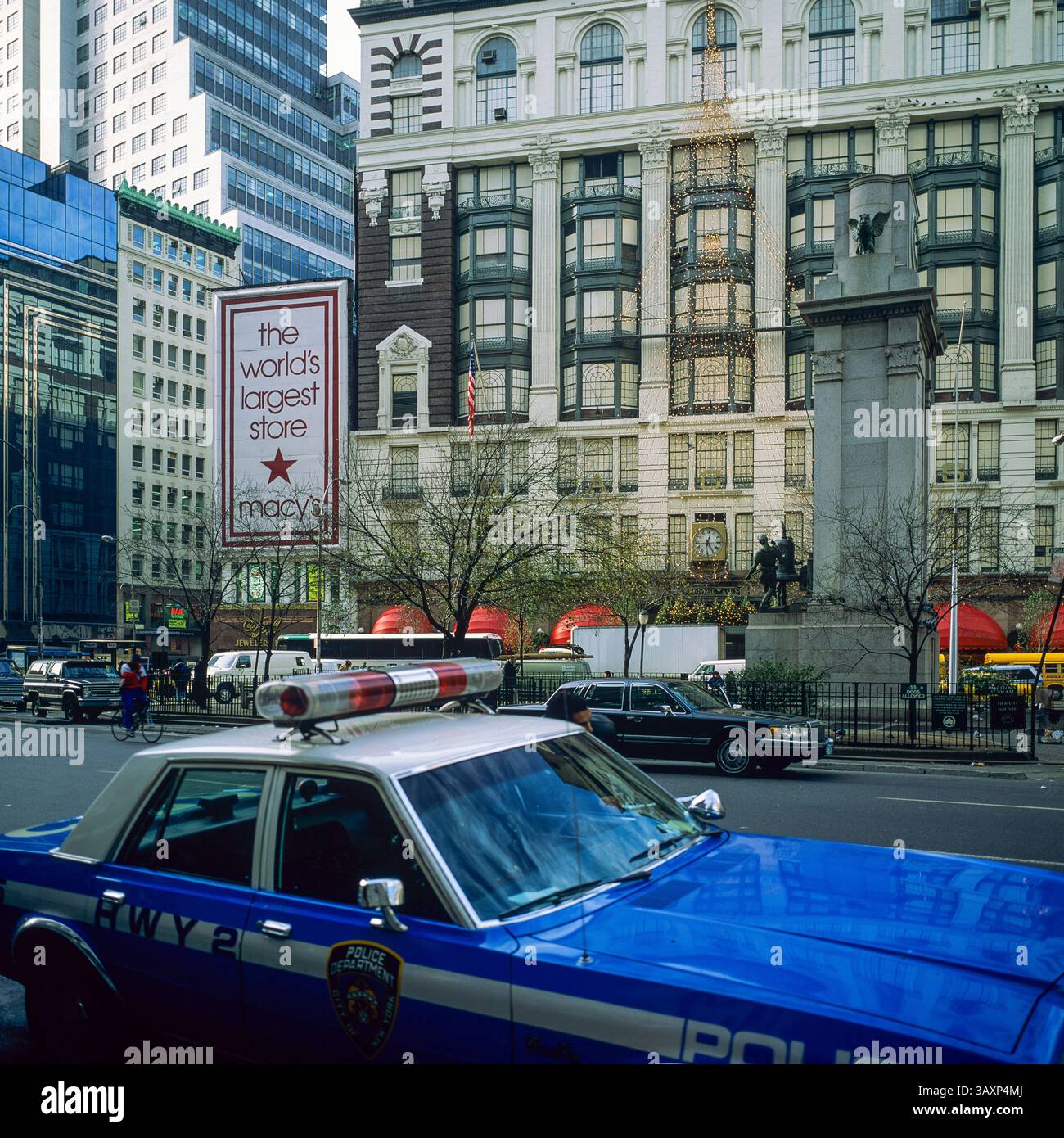 New York, vintage anni '1990, Macy's il più grande edificio di negozi del mondo, auto della polizia, Herald Square, Midtown Manhattan, New York City, NEW YORK, NEW YORK, STATI UNITI, STATI UNITI, Foto Stock