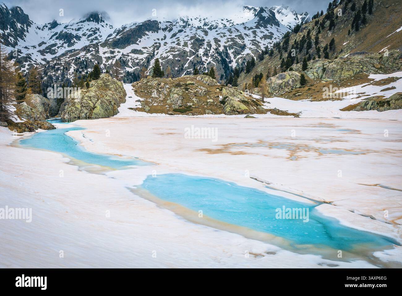 Pittoresco scenario primaverile con il lago glaciale che si scioglie vicino al lago Trecolpas nel Parco Nazionale del Mercantour, Alpes Maritimes, Francia, Europa Foto Stock