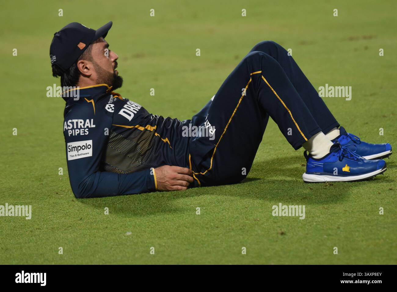 Kolkata, India. 21 aprile 2025. Il campo di Rashid Khan dei Gujarat Titans durante la partita di cricket della Premier League indiana tra i Kolkata Knight Riders e i Gujarat Titans all'Eden Gardens di Kolkata, India, lunedì 21 aprile 2025. Foto di Debajyoti Chakraborty. (Foto: Debajyoti Chakraborty/News Images) credito: News Images Ltd/Alamy Live News Foto Stock