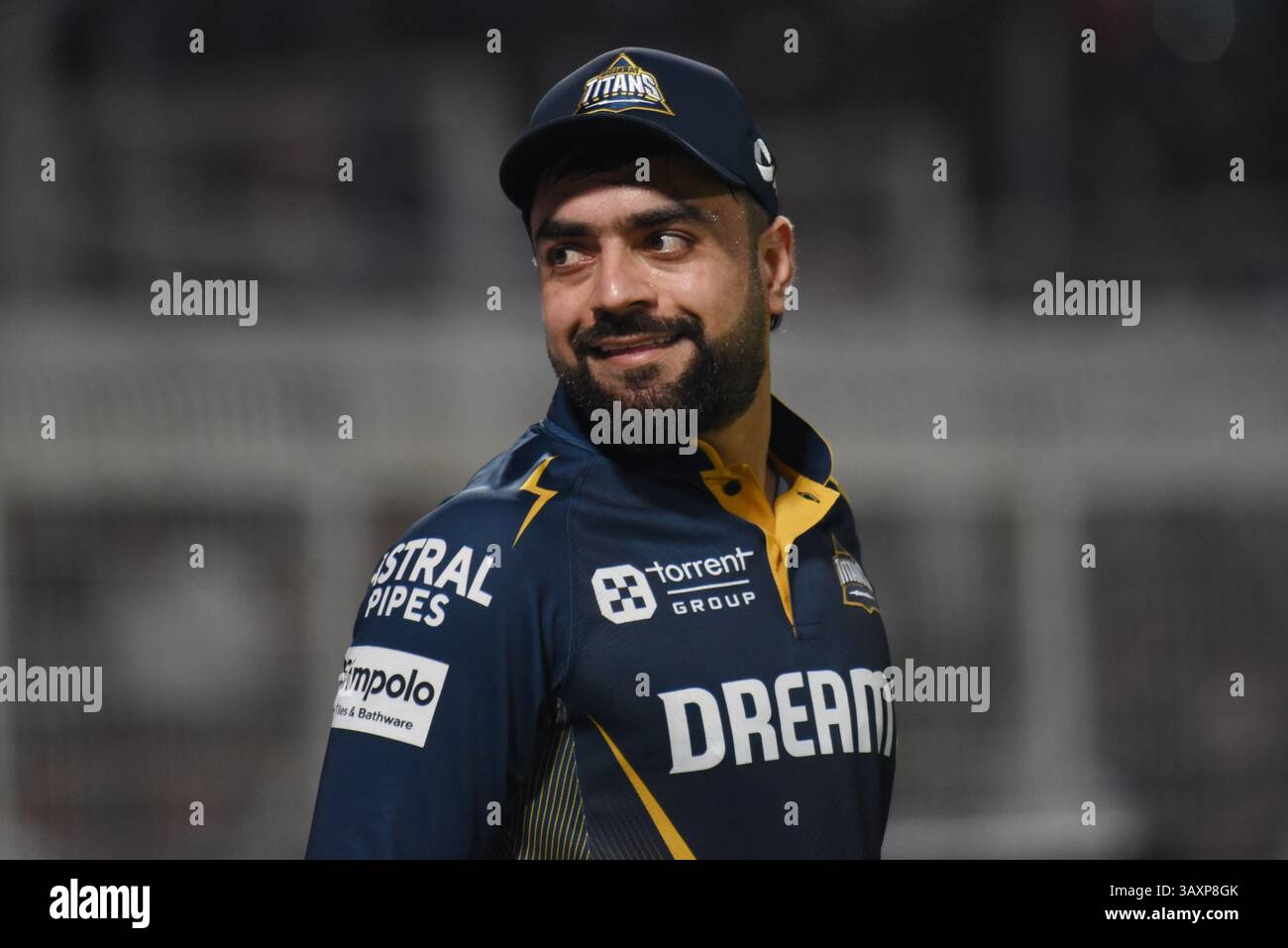 Kolkata, India. 21 aprile 2025. Il campo di Rashid Khan dei Gujarat Titans durante la partita di cricket della Premier League indiana tra i Kolkata Knight Riders e i Gujarat Titans all'Eden Gardens di Kolkata, India, lunedì 21 aprile 2025. Foto di Debajyoti Chakraborty. (Foto: Debajyoti Chakraborty/News Images) credito: News Images Ltd/Alamy Live News Foto Stock