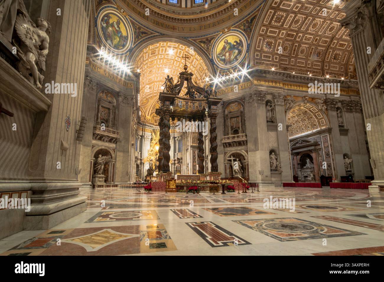 Vista interna della Basilica di San Pietro nella città del Vaticano a Roma. La tettoia del Bernini con le sue famose colonne barocche contorte. Foto Stock