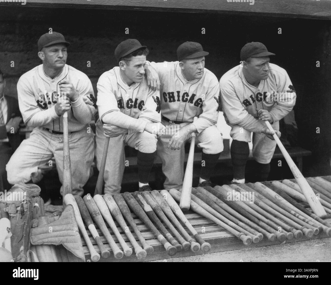 1930 - Chicago, Illinois, Stati Uniti - giocatori di baseball (da sinistra a destra) Stephenson, HAZEN CUYLER (noto anche come KIKI CUYLER), ROGERS HORNSBY e HACK WILSON dei Chicago Cubs della National League, in piedi in un dugout, probabilmente in un campo da baseball a St. Louis, Missouri, 1930 (immagine di credito: © Chicago History Museum/ZUMAPRESS.com) Foto Stock