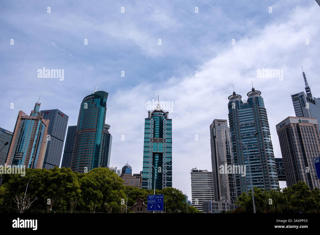 31 marzo 2025. Cina. Alti edifici della città di Shanghai. Grattacieli d'affari nel quartiere finanziario di Lujiazui. Foto Stock