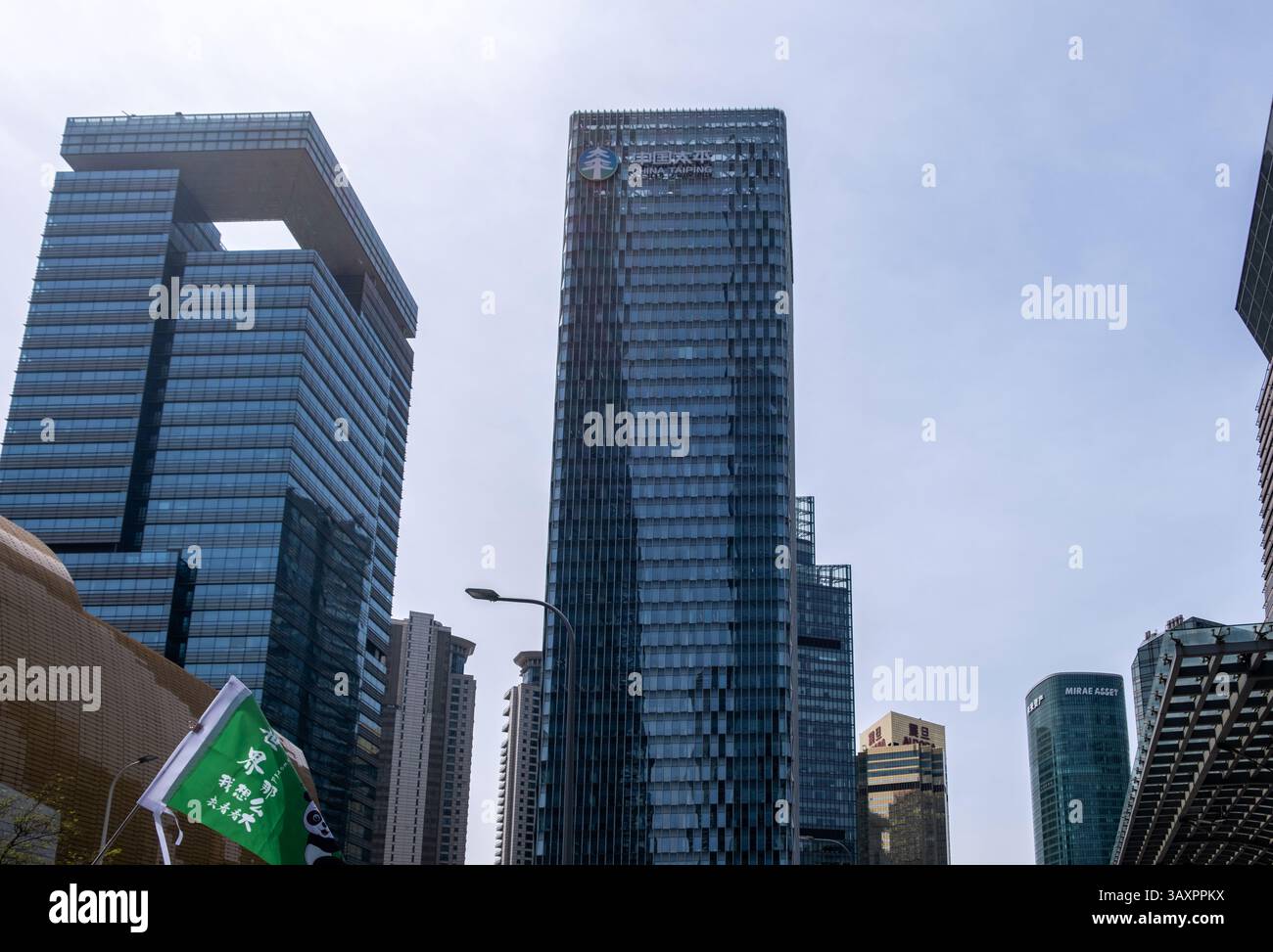 31 marzo 2025. Cina. Alti edifici della città di Shanghai. Grattacieli d'affari nel quartiere finanziario di Lujiazui. Foto Stock
