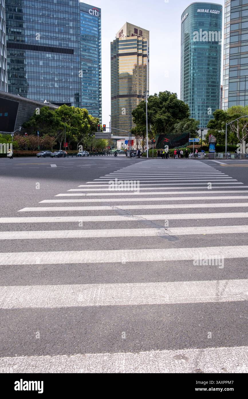 31 marzo 2025. Cina. Shanghai. Strada con attraversamenti pedonali e semaforo rosso nel centro città. Alti edifici. Foto Stock