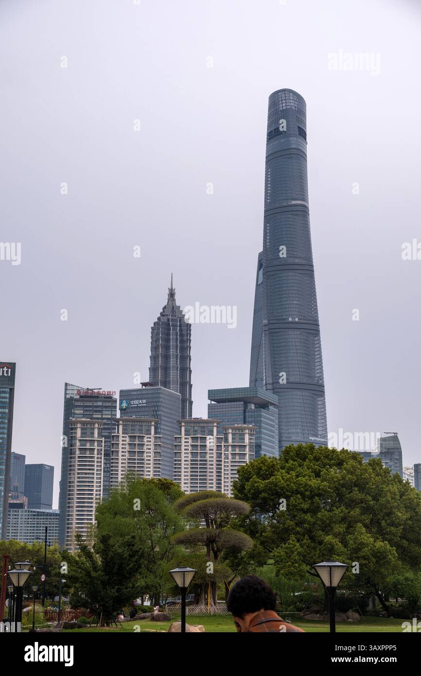 29 marzo 2025. Cina. Alti edifici della città di Shanghai. Grattacieli d'affari nel quartiere finanziario di Lujiazui. Foto Stock