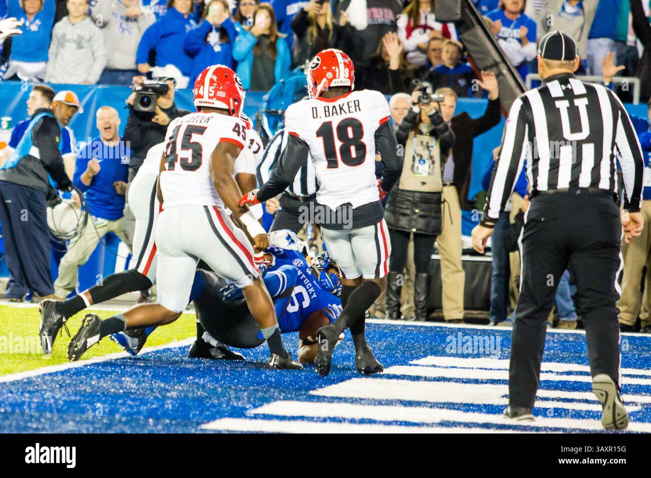 5 novembre 2016 - Nevada, Stati Uniti - il running back della University of Kentucky Benny Snell Jr. (#26) si affida a un touchdown per portare il Kentucky in vantaggio nel primo tempo durante la partita di football dei Georgia Bulldogs al Kentucky Wildcats al Commonwealth Stadium di Lexington, Kentucky. Il Kentucky è in cima alla Georgia 14-13 a metà. (Immagine di credito: © Mat Gdowski via ZUMA Wire) Foto Stock