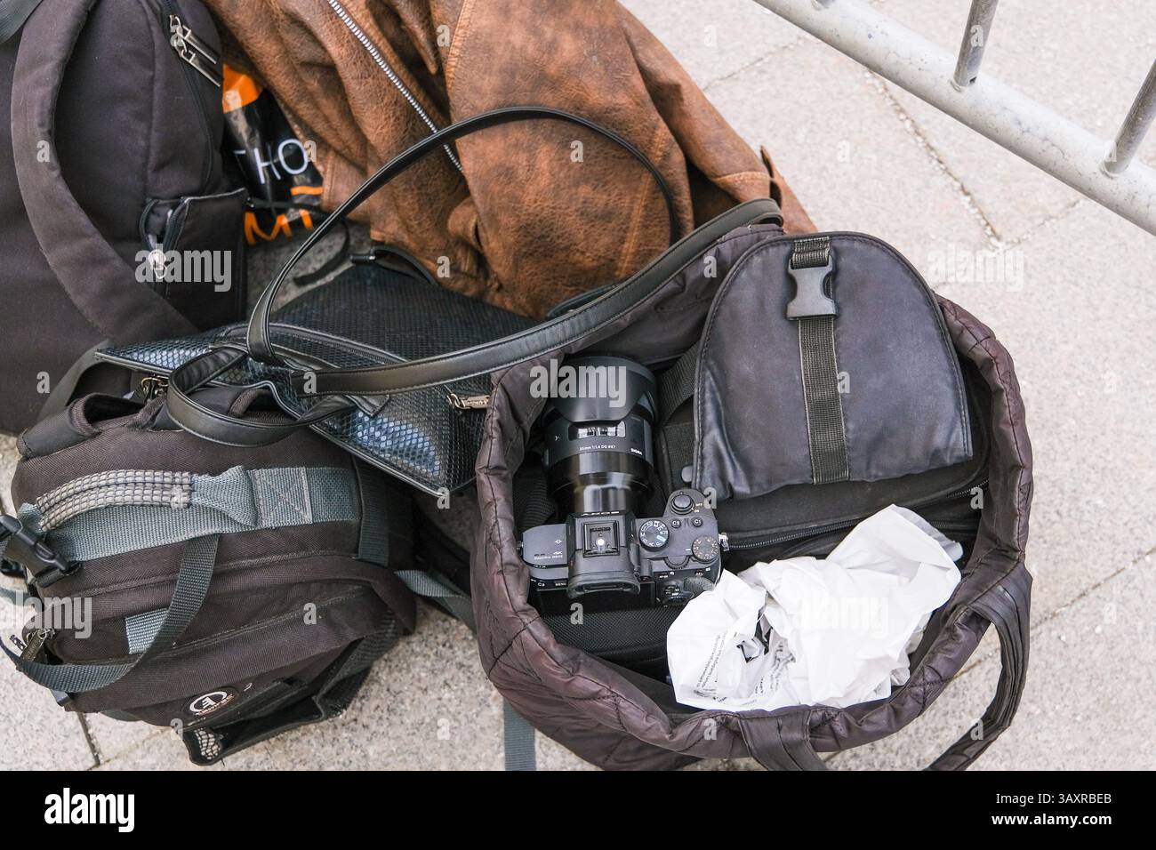 Mosca, Russia, 31.03.2025 Una macchina fotografica e la sua borsa sono a terra. La fotocamera è nera e la borsa è marrone Foto Stock