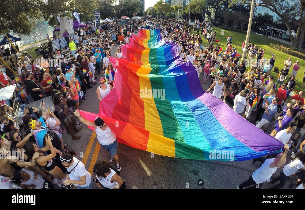 12 novembre 2016 - Orlando, Florida, Stati Uniti - i partecipanti alla Parata di Orlando con Pride portano un'enorme bandiera d'orgoglio su East Robinson Street, nel centro di Orlando, Flag., sabato 12 novembre, 2016. la sfilata è il momento culminante di uno dei più grandi festival dell'orgoglio dello stato. (Immagine di credito: © Joe Burbank/TNS via ZUMA Wire) Foto Stock