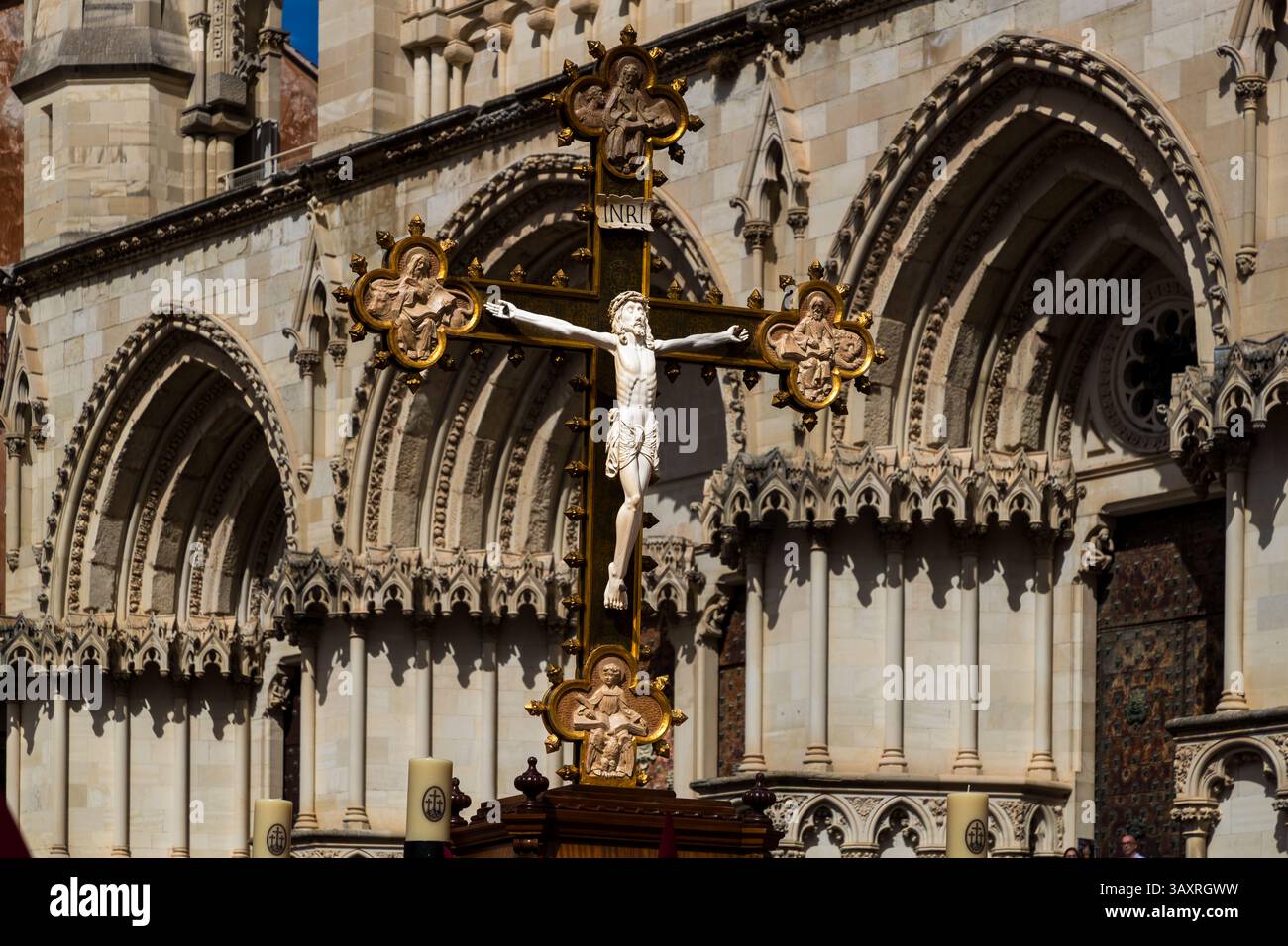 Il paso Cristillo de Marfil, un piccolo e prezioso Cristo d'avorio di origine sconosciuta, si erge davanti al portale gotico della Cattedrale di Cuenca, Castilla-La Mancha, Spagna. È una delle immagini processionali più antiche e venerabili della città e simboleggia l'umiltà e la devozione sincera a Cristo all'interno della tradizione della processione del Venerdì Santo “En el Calvario”. La costruzione della Cattedrale di Santa María y San Julián iniziò nel 1182 e fu consacrata nel 1208, rendendola, nel suo stile gotico influenzato dalla Francia, uno dei primi edifici gotici del paese. Durante la Semana Santa a Cuenca, 33 Herm Foto Stock