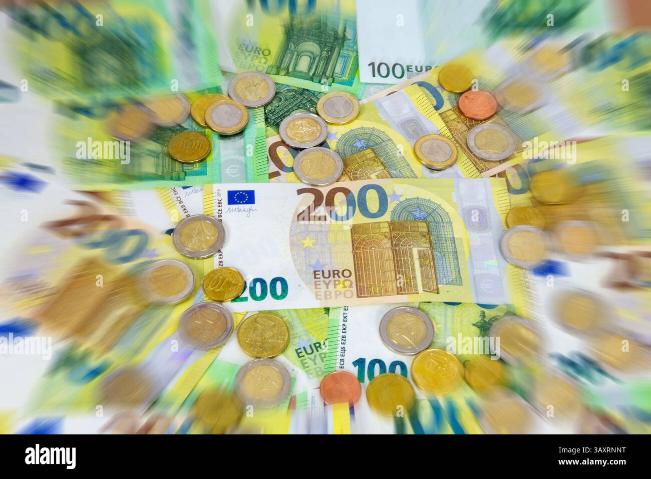 Primo piano di banconote e monete in euro Foto Stock