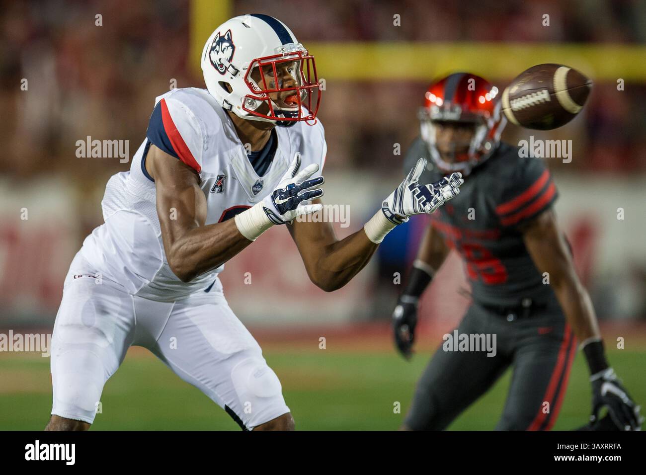 29 settembre 2016: Il wide receiver dei Connecticut Huskies Aaron McLean (8) fa una presa durante il quarto quarto quarto di una partita di football NCAA tra gli University of Connecticut Huskies e l'University of Houston Cougars al TDECU Stadium di Houston, Texas. Houston ha vinto 42-14...Trask Smith/CSM(immagine di credito: &Copy; Trask Smith/Cal Sport Media via ZUMA Wire) Foto Stock