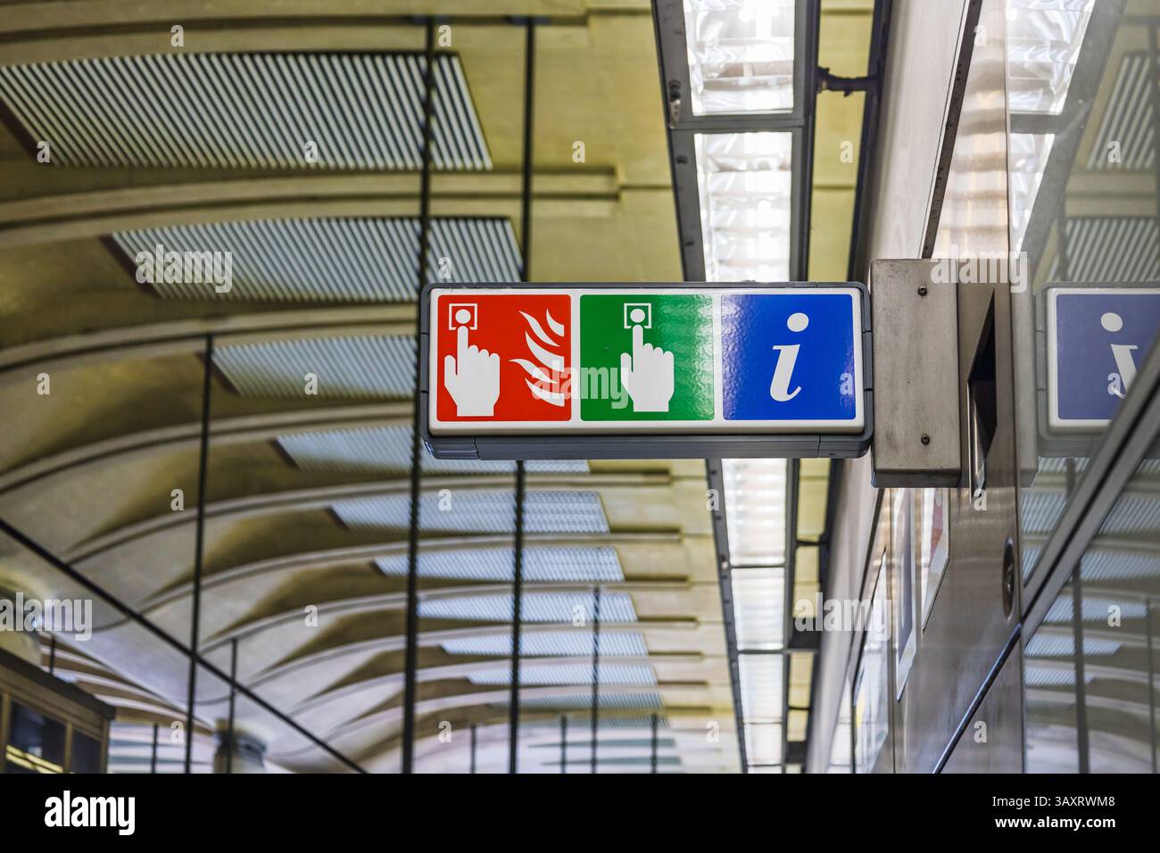 Segnaletica di sicurezza chiara nel moderno terminal dell'aeroporto Foto Stock