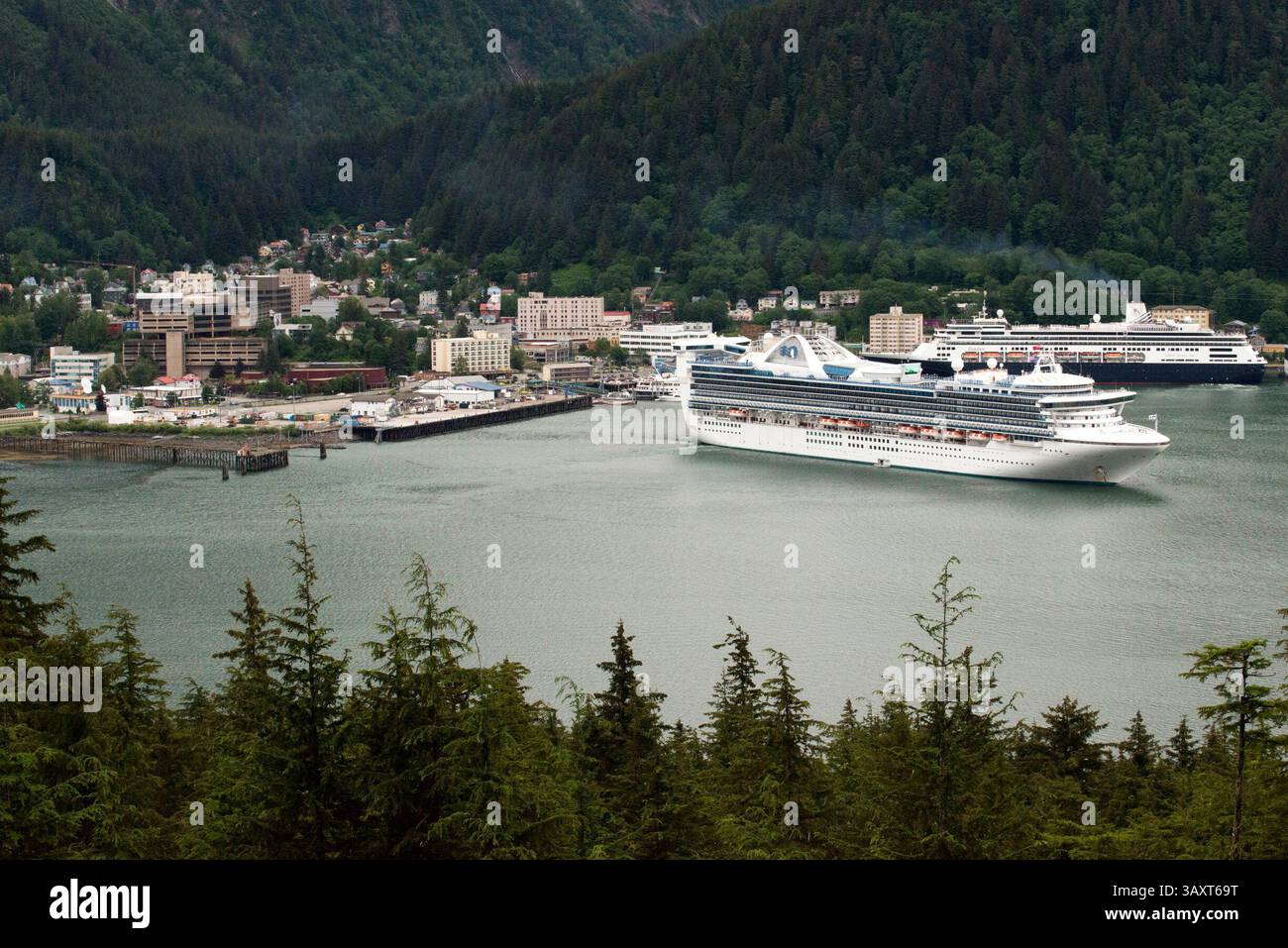 30 giugno 2016 - Juneau, Alaska, Stati Uniti - Crociere Star Princess e Celebrity Millennium ormeggiate al molo di South Franklin, Juneau, Alaska. Idrovolanti turistici parcheggiati sul lungomare nel molo di Juneau, Alaska. Il centro cittadino di Juneau si trova tra il Monte Juneau, il Monte Roberts e il Canale di Gastineau, ed è un labirinto di stradine strette che passano davanti a un mix di nuove strutture, vecchie vetrine e case pittoresche caratterizzate da un'architettura dell'inizio del XIX secolo, lasciata ai primi giorni dell'estrazione dell'oro dell'townÂ. Il lungomare è animato da navi da crociera, barche da pesca e idrovolanti. Senza strada conforme Foto Stock