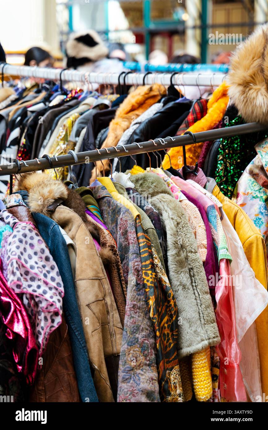 Rails con abbigliamento vintage al Vintage Furniture & Flea Market di Leadenhall Market, Londra, Inghilterra Foto Stock Rails con abbigliamento vintage al Vintage Furniture & Flea Market di Leadenhall Market, Londra, Inghilterra Foto Stock